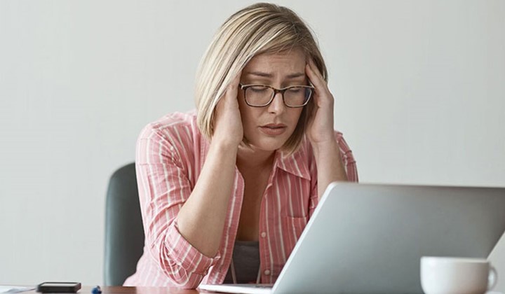 Gestresste Frau am PC Gestresste Frau am PC