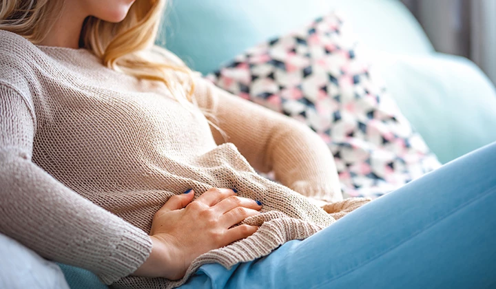 Frau mit Blähbauch Frau mit Blähbauch