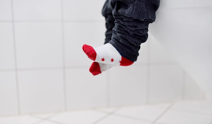 Junge auf der Toilette Junge mit Verstopfung