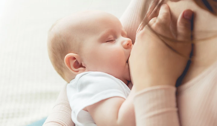 Frau stillt Baby Darmflora aufbauen: Kind stillen