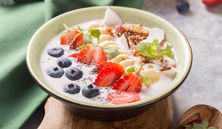 Schüssel mit Joghurt und Obst Schüssel mit Joghurt und Obst