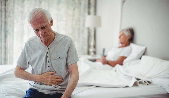 Senior mit Darmproblemen Senior mit Darmproblemen im Alter
