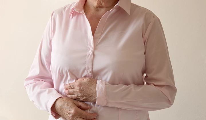 Seniorin mit Bauchschmerzen Verdauungsstörungen im Alter verursachen Beschwerden
