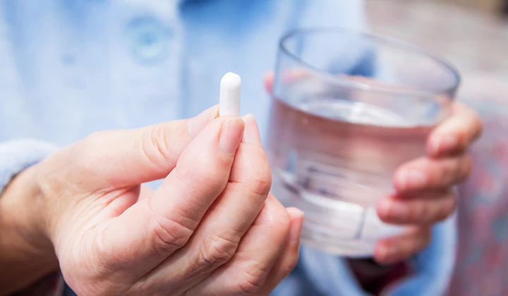 Frau nimmt Antibiotika Bei Antibiotika droht Durchfall